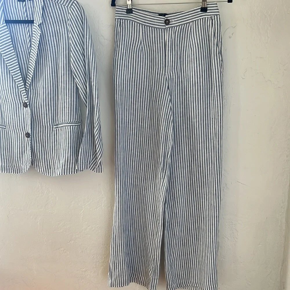 TAHARI LINEN SEERSUCKER SUIT - Picture 4 of 5